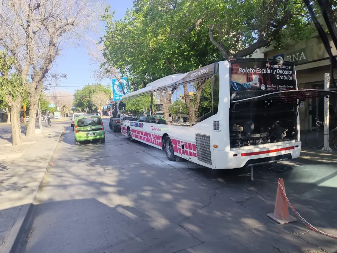 Un colectivo de la línea A se incendió con pasajeros en Libertador y Rioja